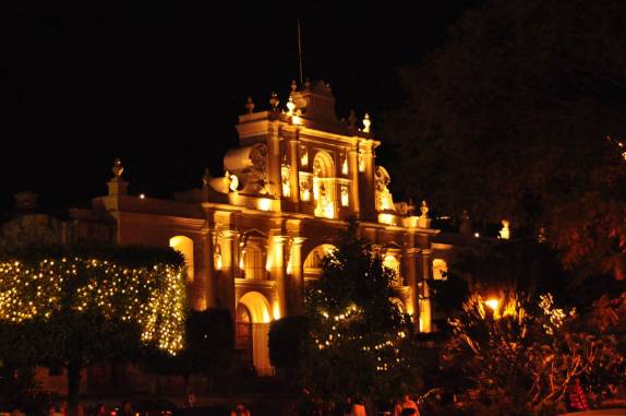 A bela iluminação da Catedral de Santiago, no Parque Central de Antigua, na Guatemala